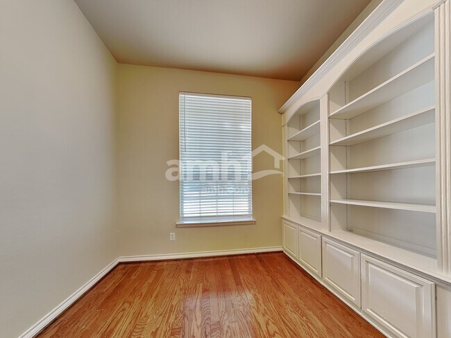 Building Photo - 989 Dogwood Ln