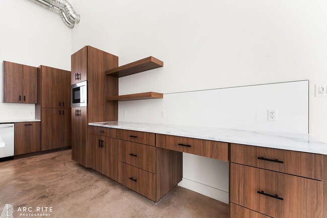 Building Photo - 2303 Toledo Ave