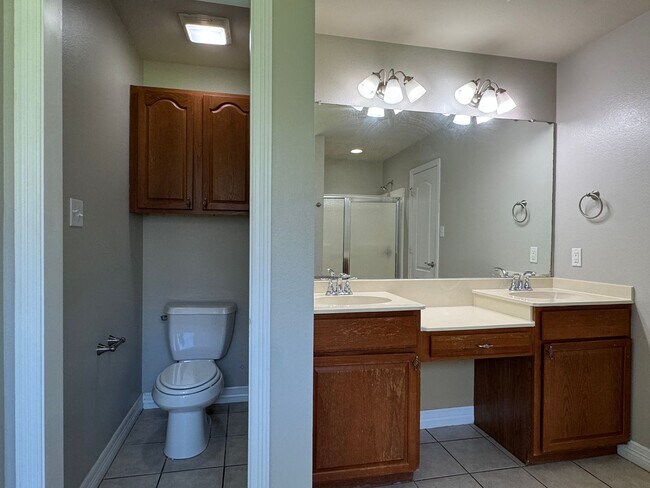 Building Photo - 5805 Thompson Pl