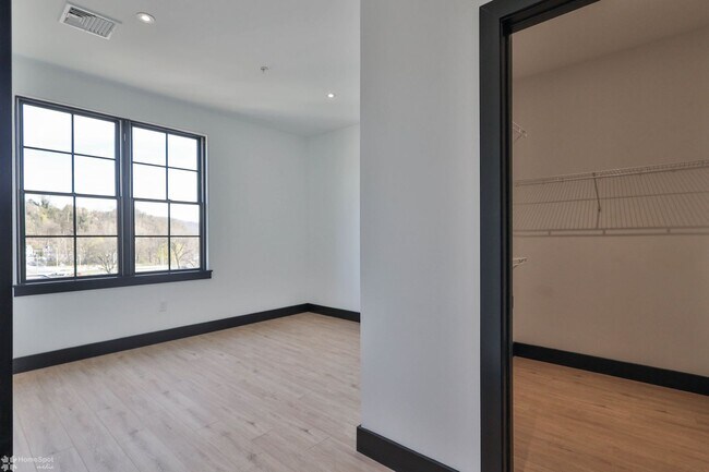 Building Photo - One bedroom & 1 bath apartment available a...