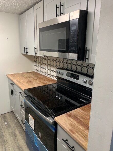 Building Photo - 100 Lewis Dr