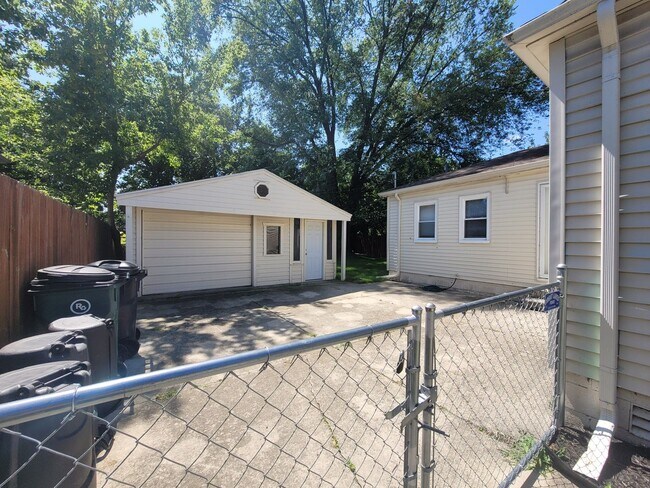 Building Photo - Spacious 3-bedroom, 2-full Bath Ranch