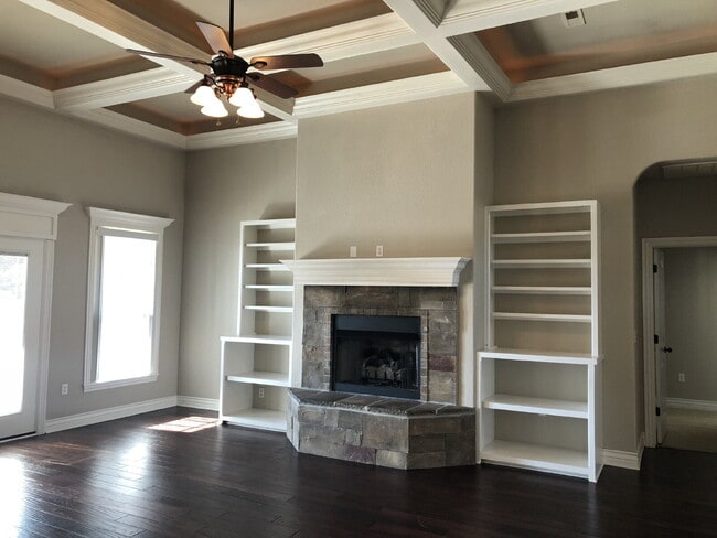 Building Photo - 4BR / 3Car garage / Fully fenced in backyard - Stunning property