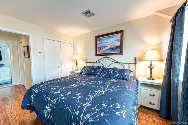 Building Photo - 49 Canoe Place Rd