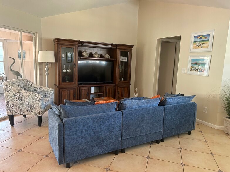 Building Photo - 1127 E Seminole Ave