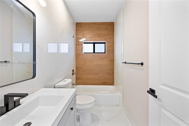 Building Photo - 630 NE 166th St