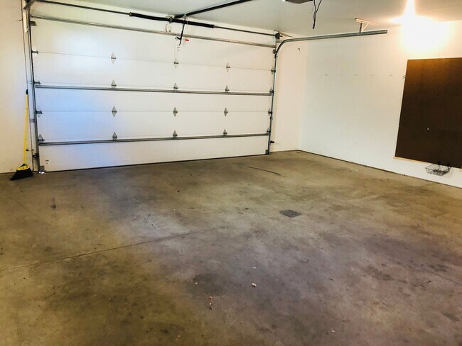 Building Photo - 21 &amp; 23 Hanfield Court