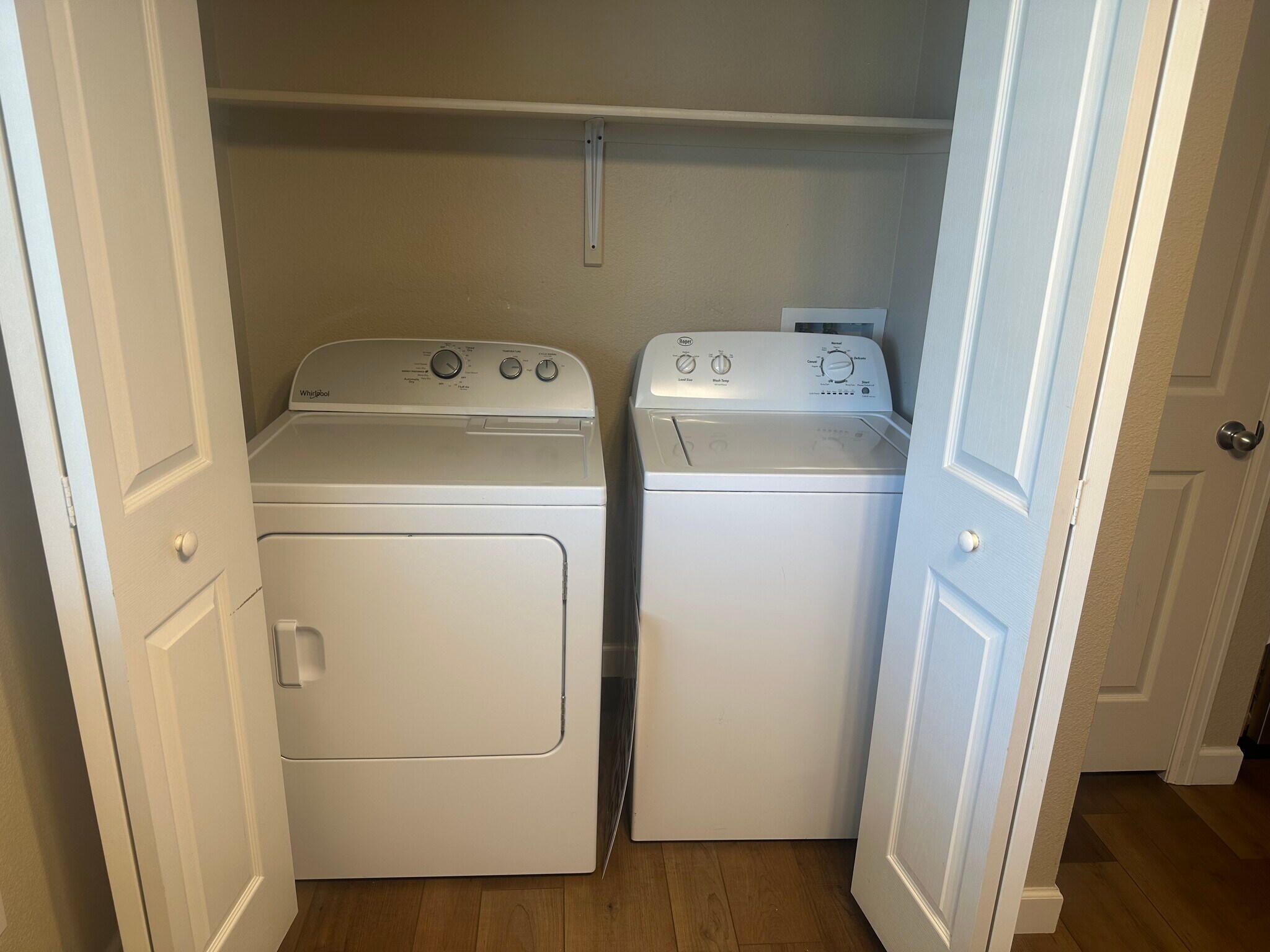 Building Photo - 928 Village Cir