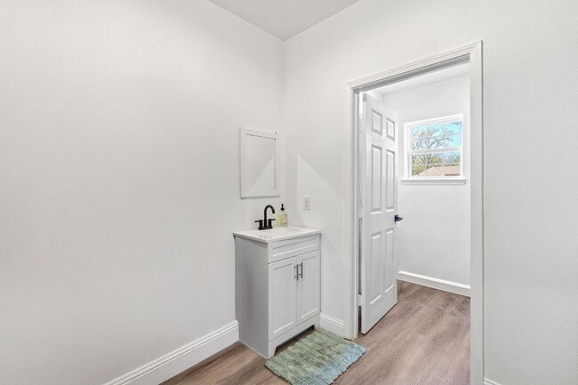 Building Photo - 1000 Stone Hill St