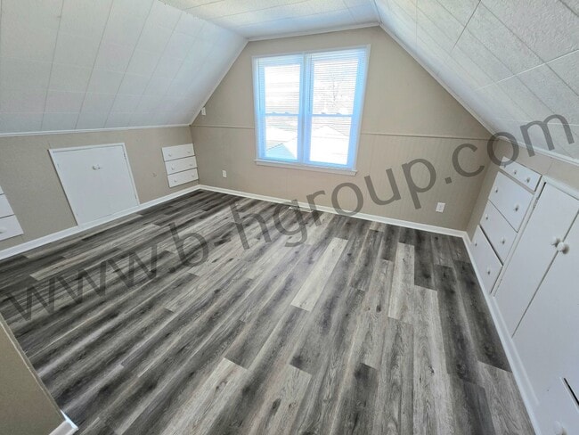 Building Photo - Great Location!