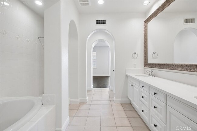 Building Photo - 67 Mandria