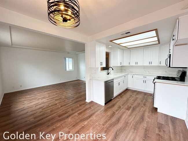 Building Photo - Remodeled Two-Bedroom Townhome in Encinitas Village!