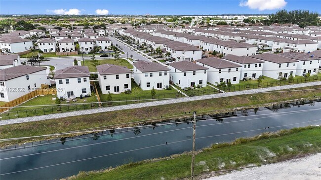 Building Photo - 2498 SE 25th Ct