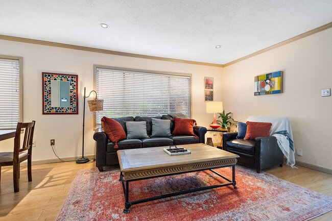 Building Photo - 3 Bed Beauty in Belhaven-FURNISHED