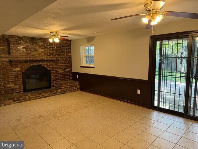 Building Photo - 13100-13100 Cabinwood Dr