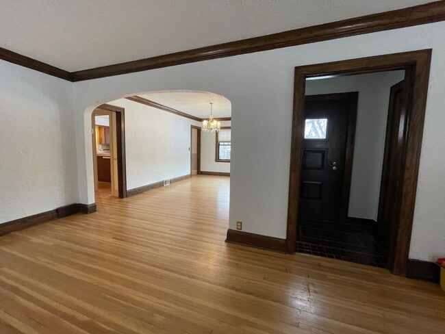 Building Photo - Timeless Spacious 3br + Den/2ba Edina Home w/Hardwood Floors, Large Yard, 2 Car Garage
