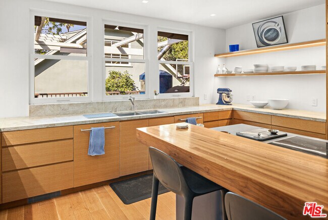 Building Photo - 165 Mabery Rd