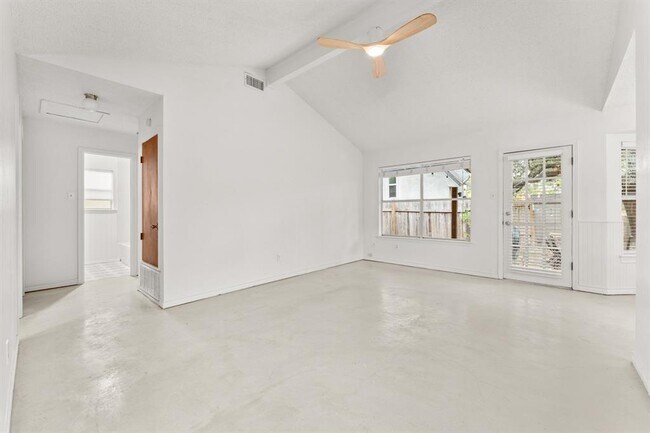 Building Photo - 5413 Duval St