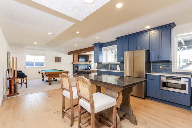 Building Photo - 6 Bed/6 Bathroom house in Riverton