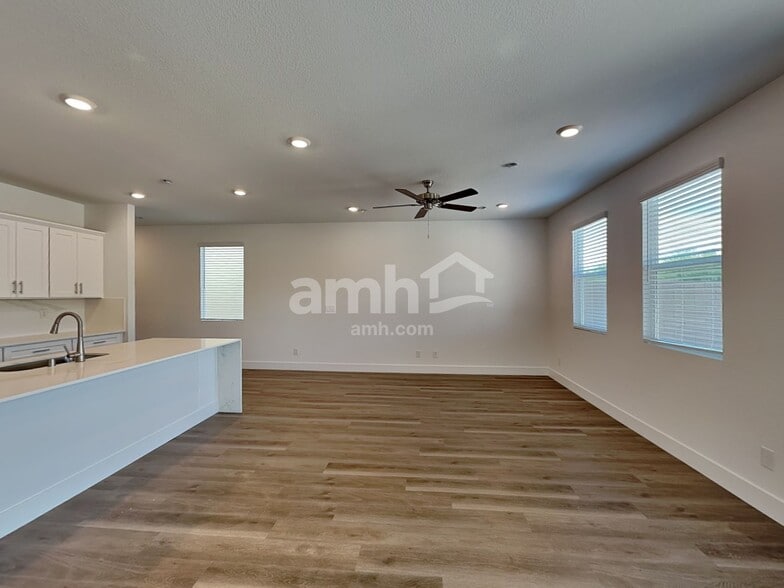 Building Photo - 10343 Bee Balm St