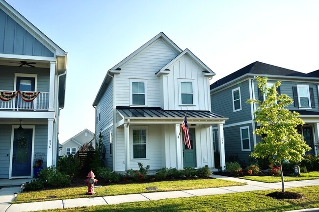 Building Photo - 832 Edgerton Dr
