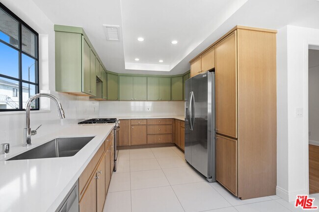 Building Photo - 2541 Stoner Ave