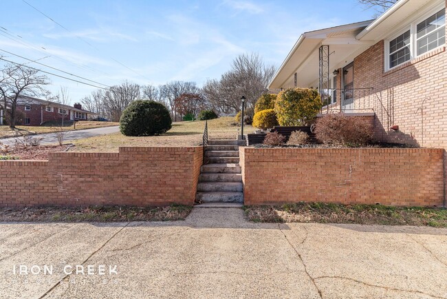 Building Photo - Adorable 3-Bedroom House in West Asheville