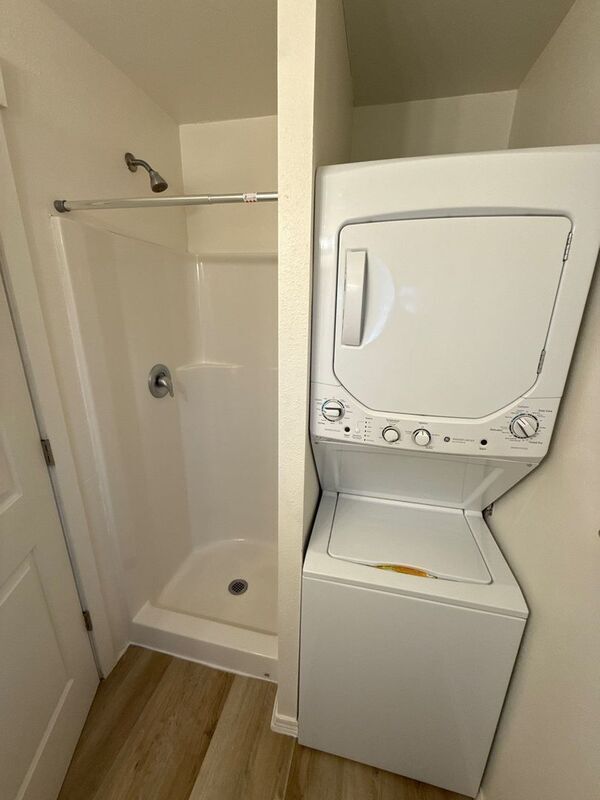 Building Photo - 3357 Portland Rd NE