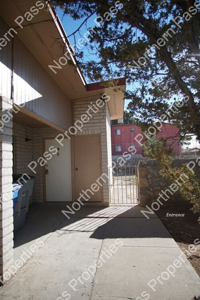 Building Photo - 2 Bedroom Duplex with Yard!