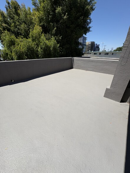Additional private deck space - 1014 Pacific Ave