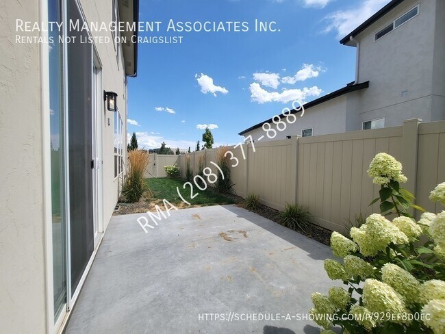 Building Photo - 2015 E Knobcone Dr