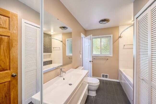 Building Photo - 5 Bedroom Chanhassen Home with fully fenced backyard, basketball court, garden beds.  Fabulous Ho...