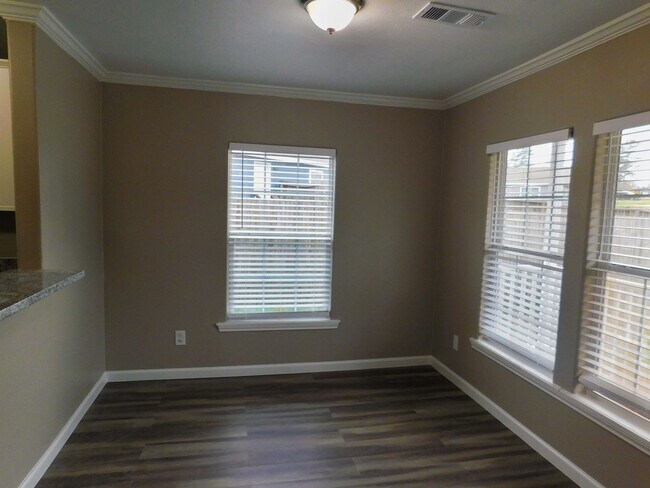 Building Photo - 107 Varsity Dr
