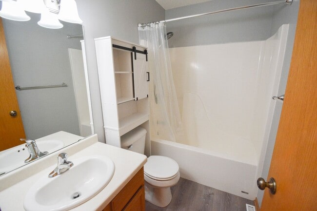 Building Photo - Cozy 2 Bed, 1.5 Bath Townhome in Stewartville, MN