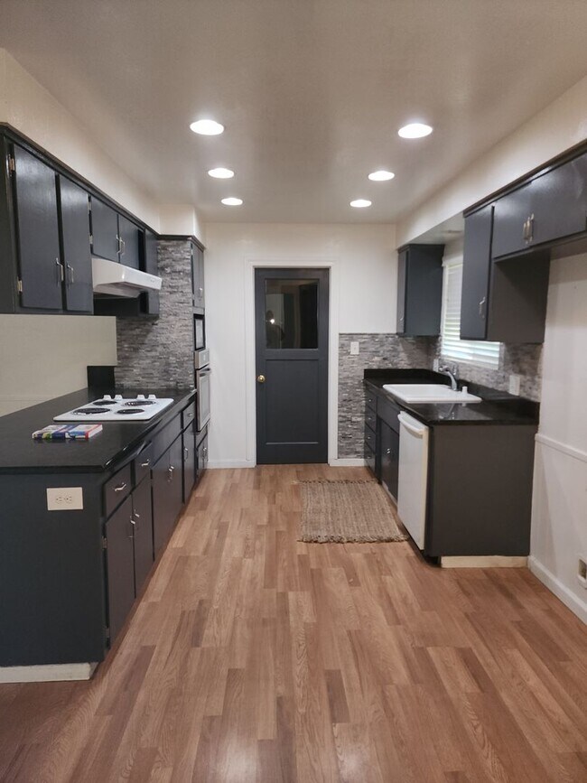 Building Photo - 3 Bedroom 2 Bathroom in court Near Somerse...