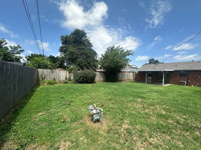 Building Photo - 4844 Woodview Dr