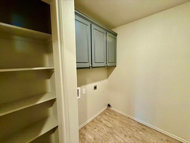 Building Photo - 909 Manchester Ct