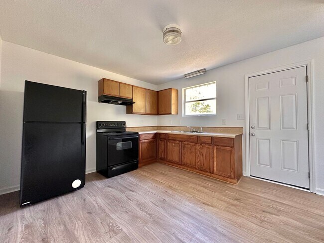 Building Photo - 725 N Privette St