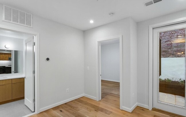 Building Photo - 2248 Ontario Rd NW