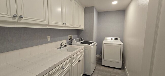 Building Photo - Seabridge Single Family Home in gated comm...