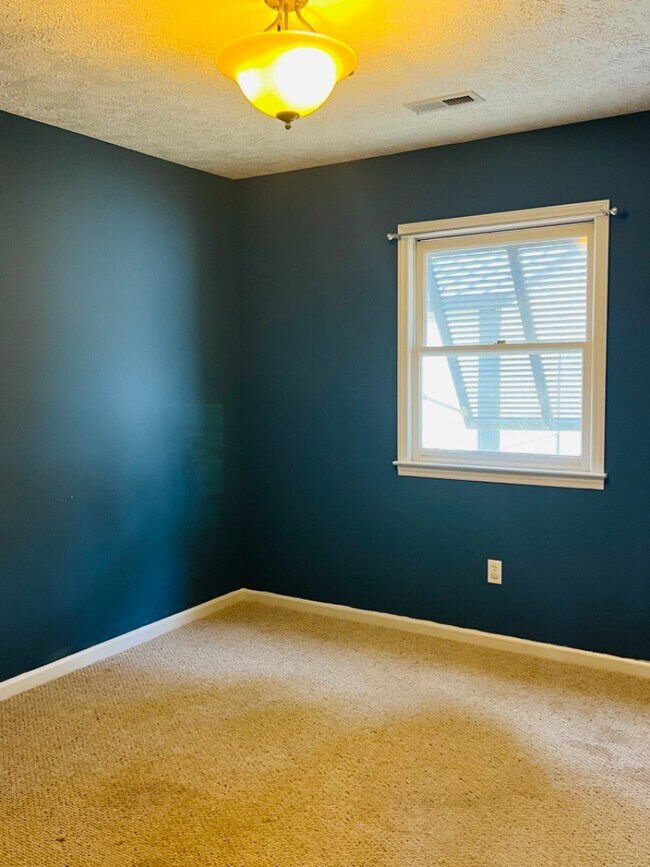 Building Photo - 208 Elmhurst Rd