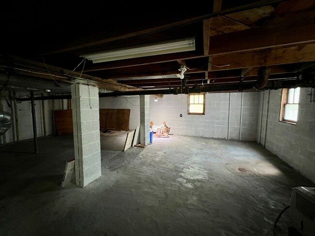 Building Photo - 3 Bedroom, 1 Bath, Nice Backyard!