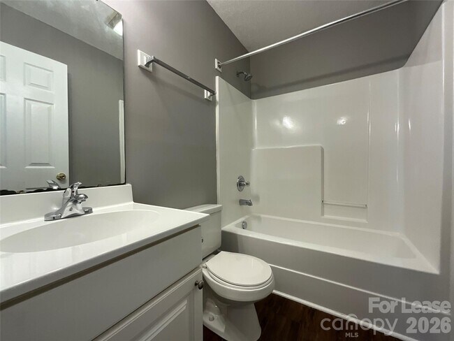 Building Photo - 1520 N Main Ave