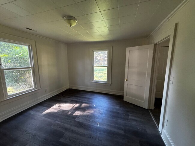 Building Photo - Single Family 2 Bed / 1 Bath (Deep Cleaning July 10, 2026)