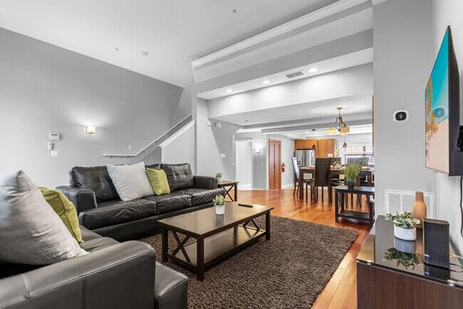 Building Photo - 14590 Damai Ln