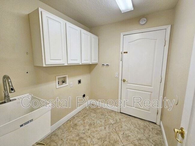 Building Photo - 19317 Seacove Dr