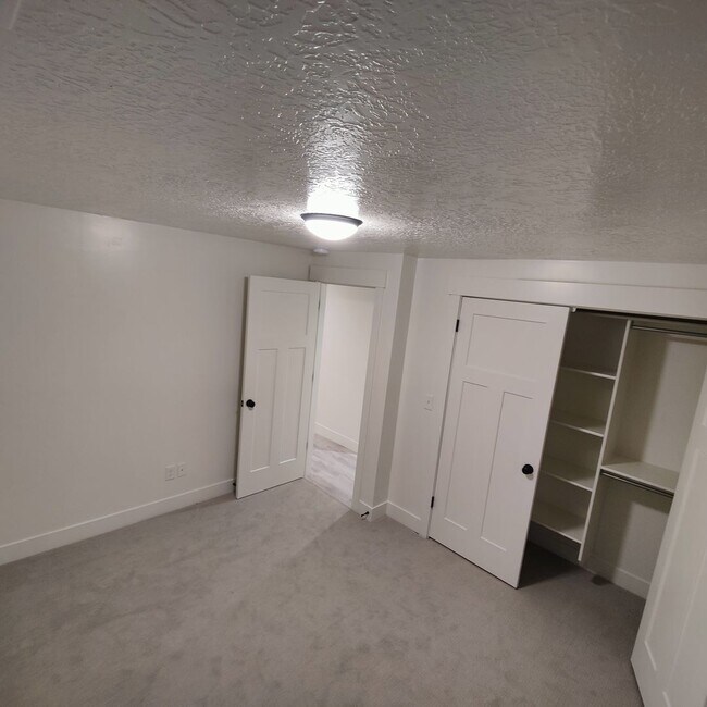 Building Photo - 682 E Benbrook Ln