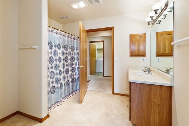 Building Photo - Mountain Meadows 2 Bedroom, 2 Bath Condomi...
