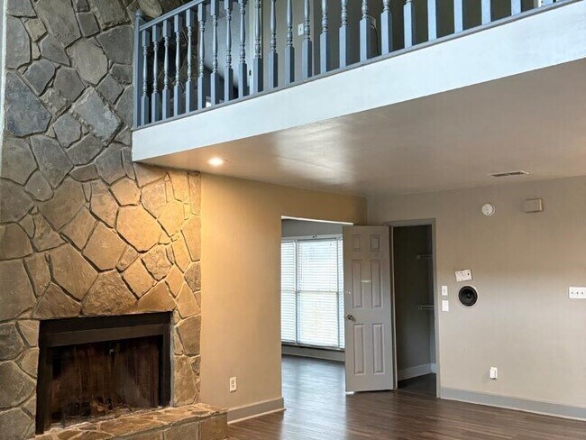 Building Photo - 1562 Linksview Close