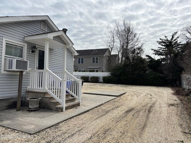 Building Photo - 507 Riverside Dr S